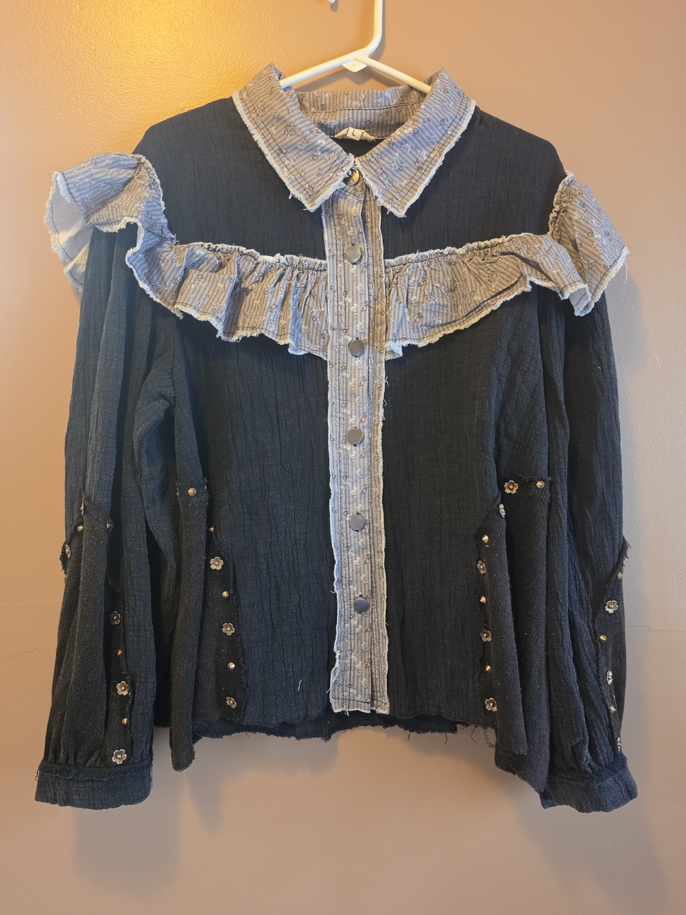 POL Ruffle Button Front Blouse in Black Size Large